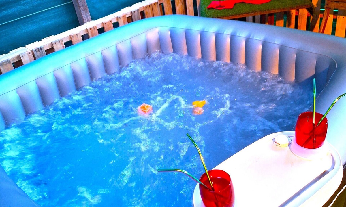 Le Plan-de-Grasse Ski Chalet | Love Coco Pour les Amoureux Jacuzzi