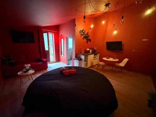L'Escarene Apartment | Love Room- Jacuzzi XXL- Climatisé- Table massage Accessoires