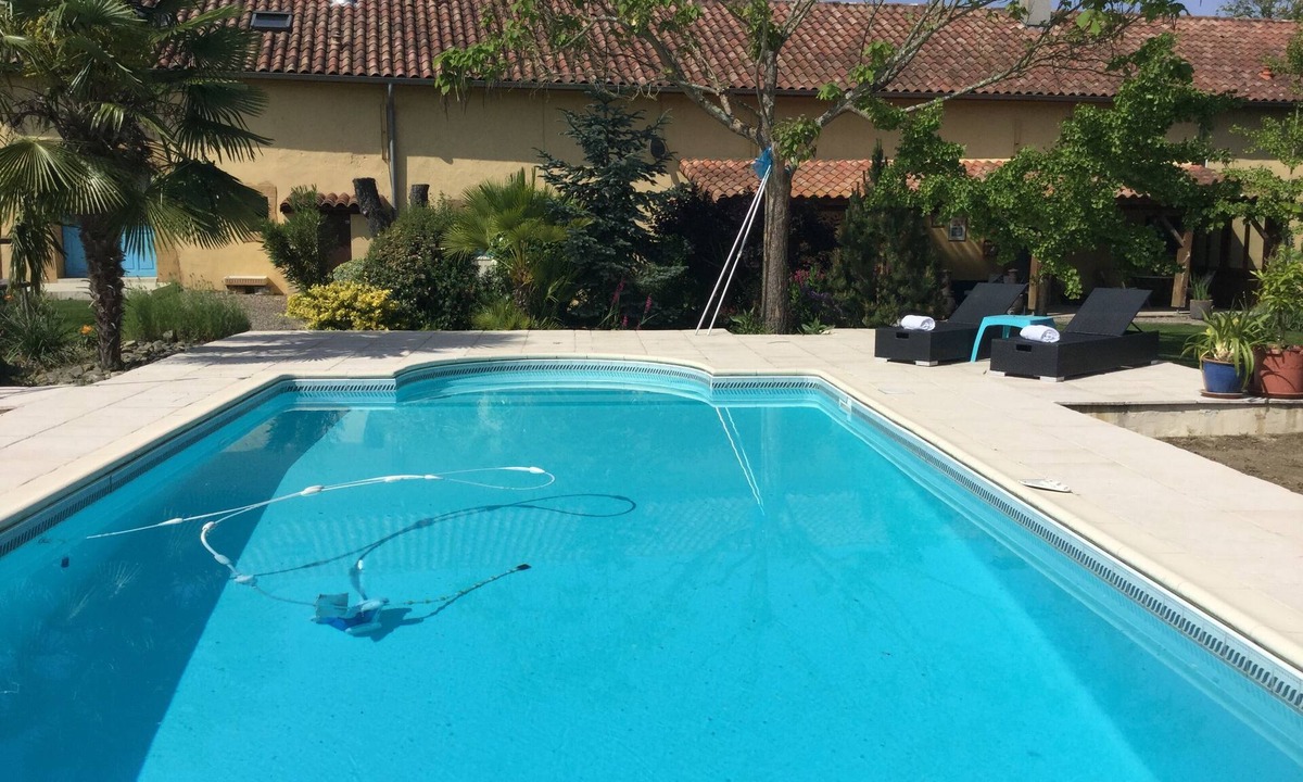 Arroses House | Lovely gîte nestled amongst vineyards and sunflower fields in SW France.