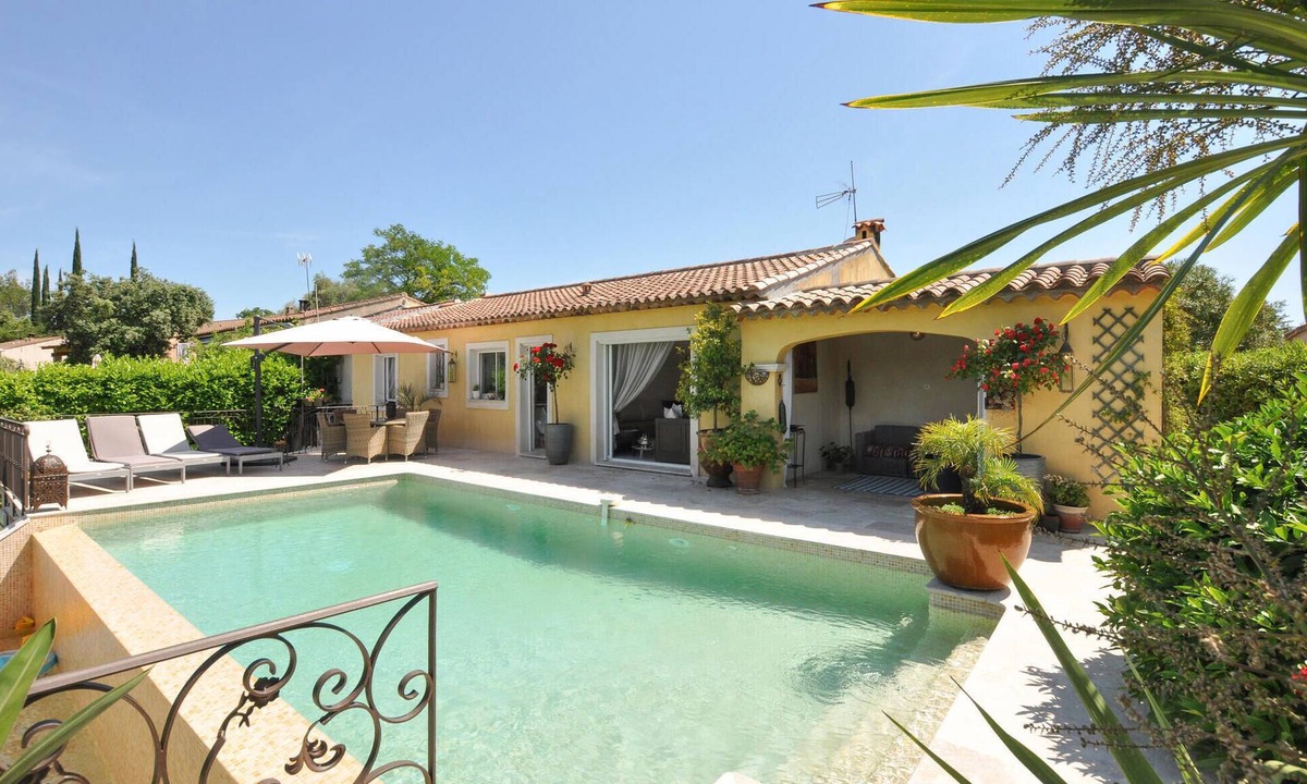 Bagnols-en-Foret House | Lovely home in Bagnols en Forêt