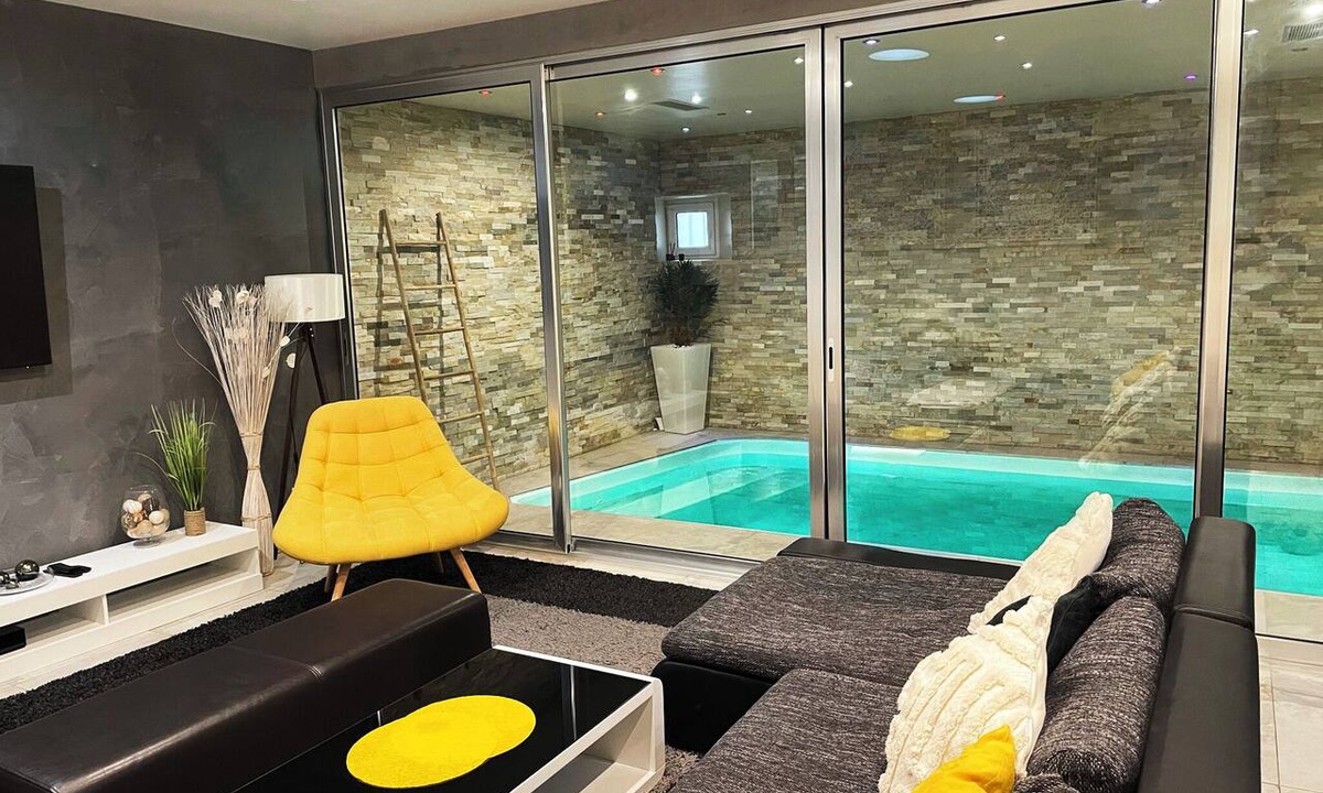 Mutzig Apartment | Luxury apartment with heated indoor pool