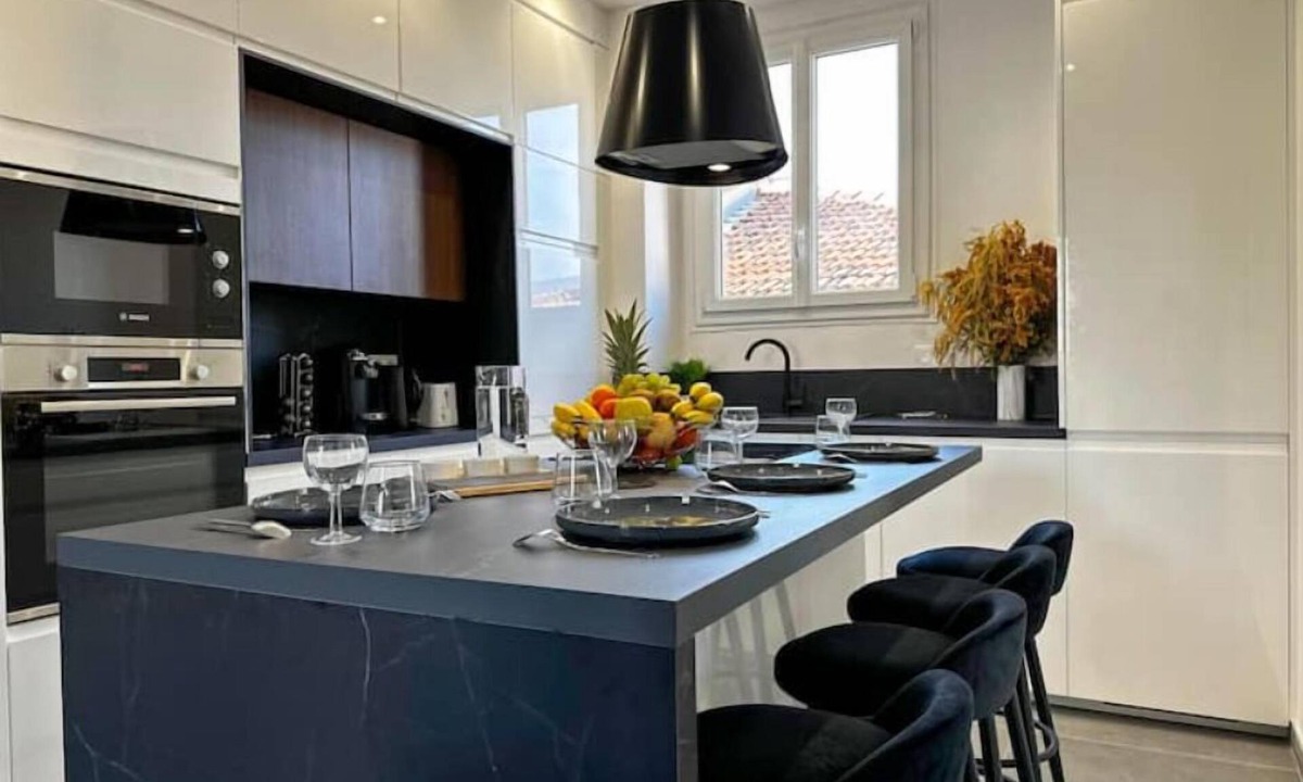 Mantega Apartment | Luxury New Apt 2BR/2BA AC 4-6 Guests Free Private Garage Tram Wi-Fi