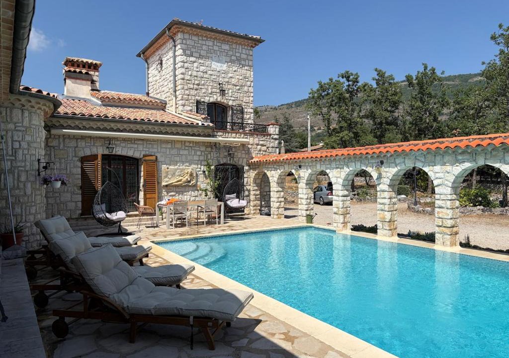 Saint-Vallier-de-Thiey Villa | Luxury villa with exceptional pool
