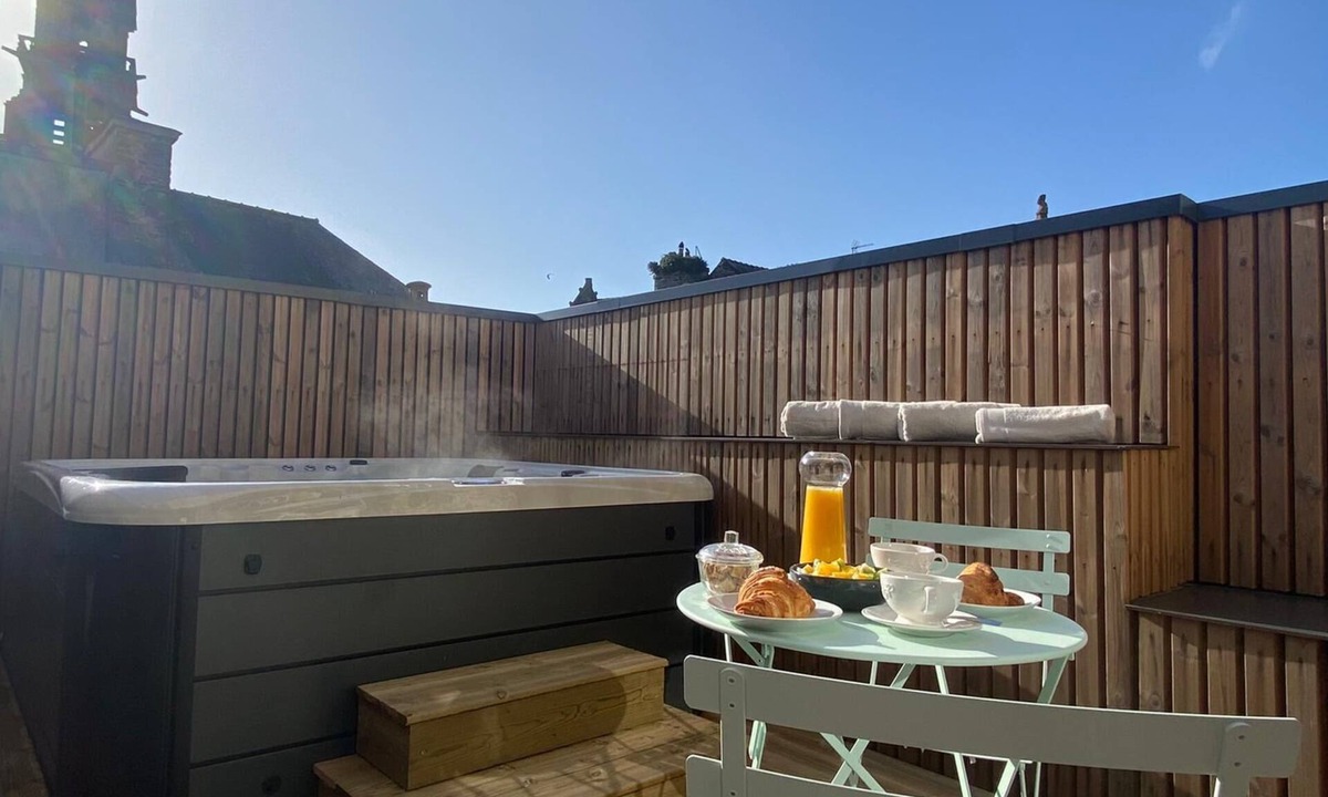 Landerneau House | Magnificent apartment/spa, river view, town center, quiet location, garage. Near the sea