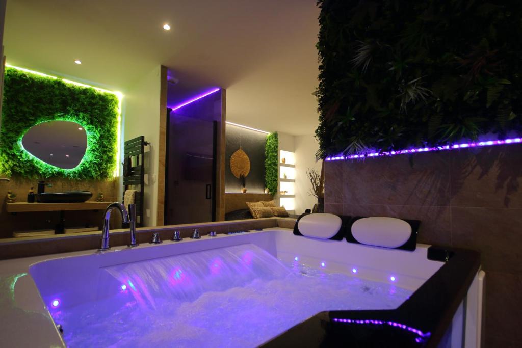 Avolsheim Apartment | Magnifique Love room avec sauna et jacuzzi privés