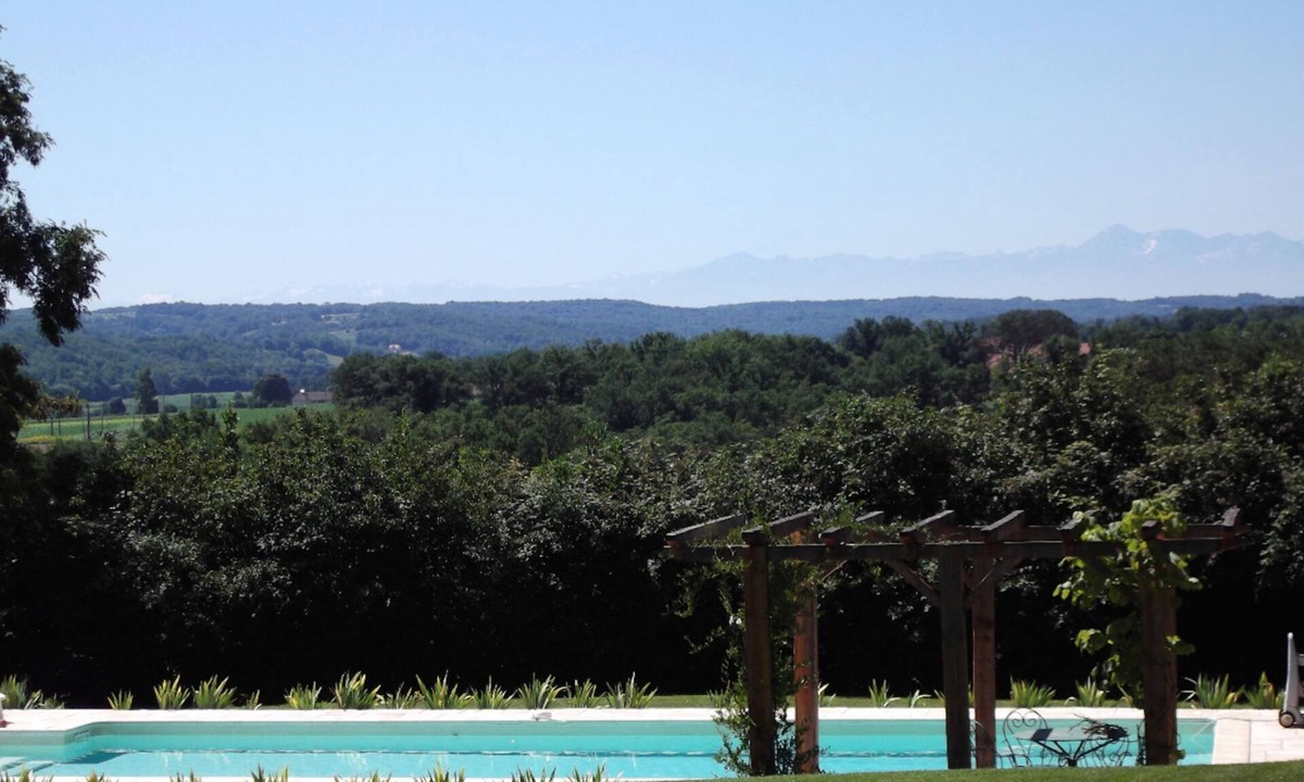 Saint-Lanne House | Maison Acanthe: spacious, character farmhouse with private pool, near Madiran