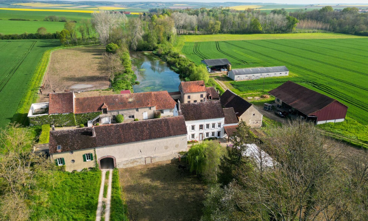 Brienon-sur-Armancon House | Maison Autonome Avec Terrasse Privative Dans une Ferme-moulin