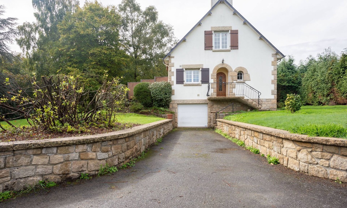 Quevert House | Maison Auviais - Three Bedroom House, Sleeps 8