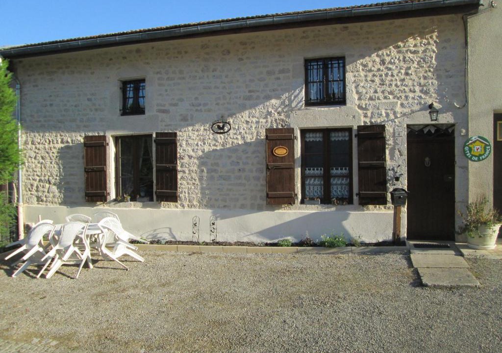 Breheville House | Maison cosy avec terrasse, 3 chambres, wifi, animaux acceptés, idéal pour familles en Meuse - FR-1-585-2