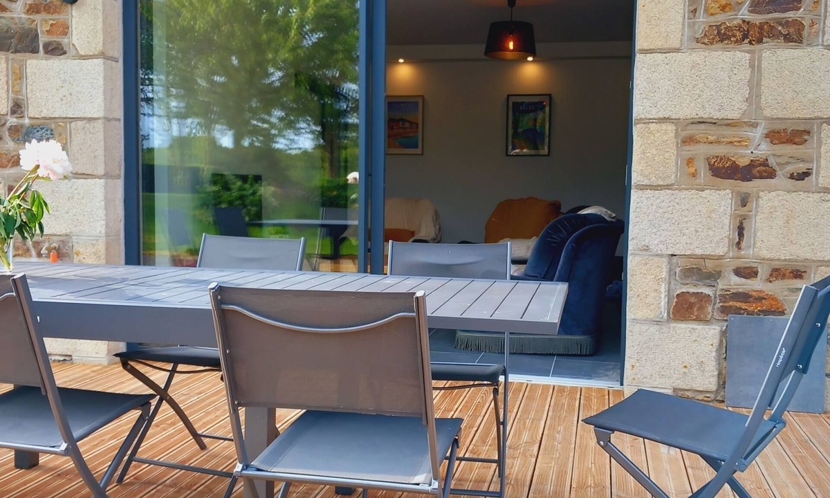 Quemper-Guezennec House | Maison de Campagne Entièrement Rénovée à 15 km de la mer