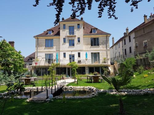 Tonnerre Bed & Breakfast | Maison Les Étoiles chambres d'hôtes de charme avec jardin paisible et petit déjeuner à Tonnerre