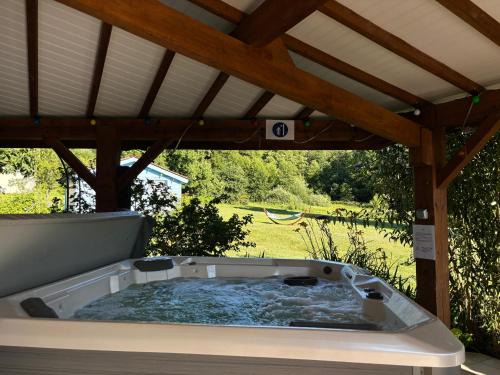 La Chapelle-aux-Bois House | Maison spacieuse avec spa, ping-pong et baby-foot, idéale pour détente en famille - FR-1-589-828