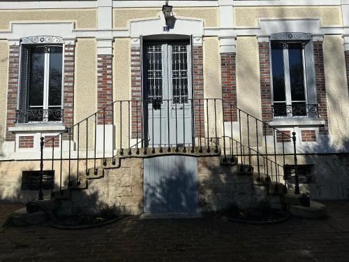 Saint-Florentin House | Maison spacieuse à Saint-Floret, avec piscine pour deux.