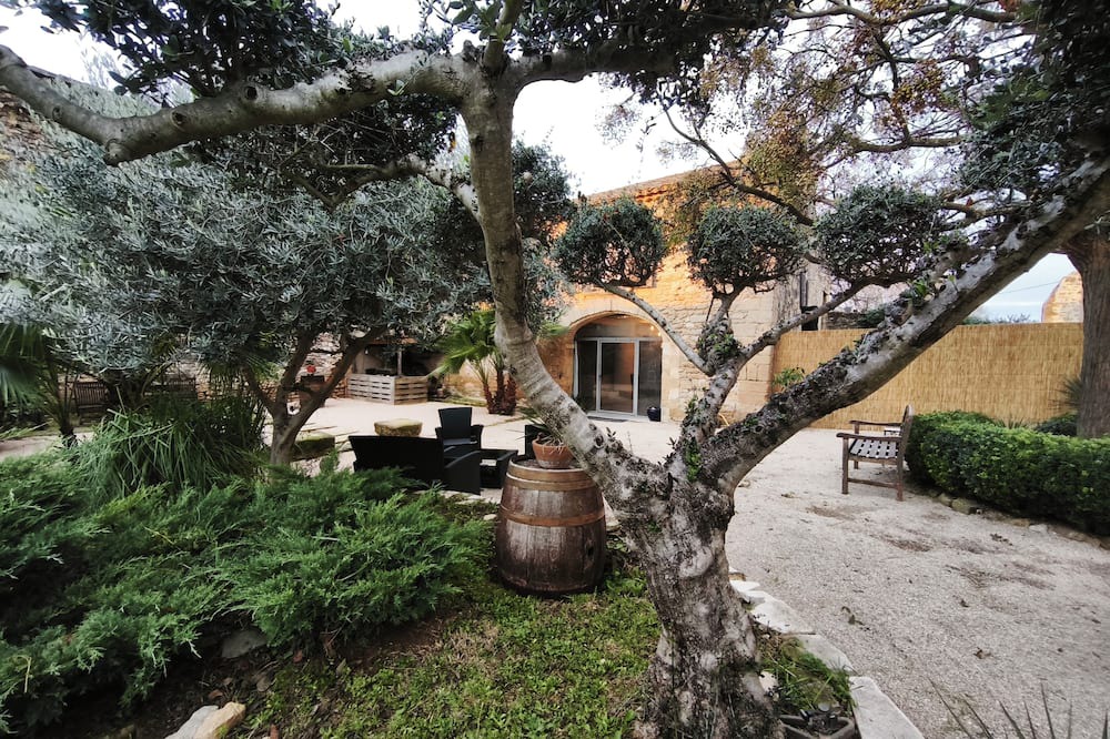 Vers-Pont-du-Gard Bed & Breakfast | Mas d'Exception between Uzès and Pont du Gard 14 Pers 2 Suites
