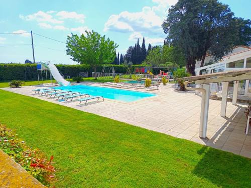 Meynes Villa | Mas de la BOURGADE Grande villa toboggan aquatique