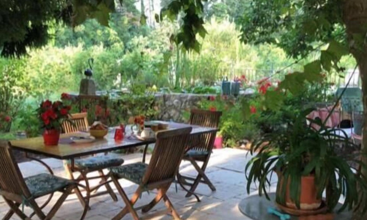 Cabannes Bed & Breakfast | Mas de la Respelido