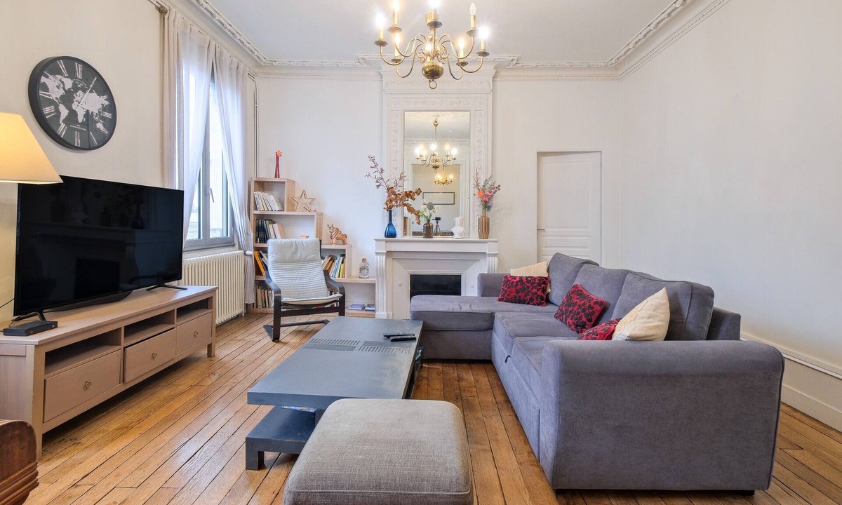 Perigueux Apartment | Miraflores – Spacious, Elegant Apartment in Central Périgueux with Wi-Fi