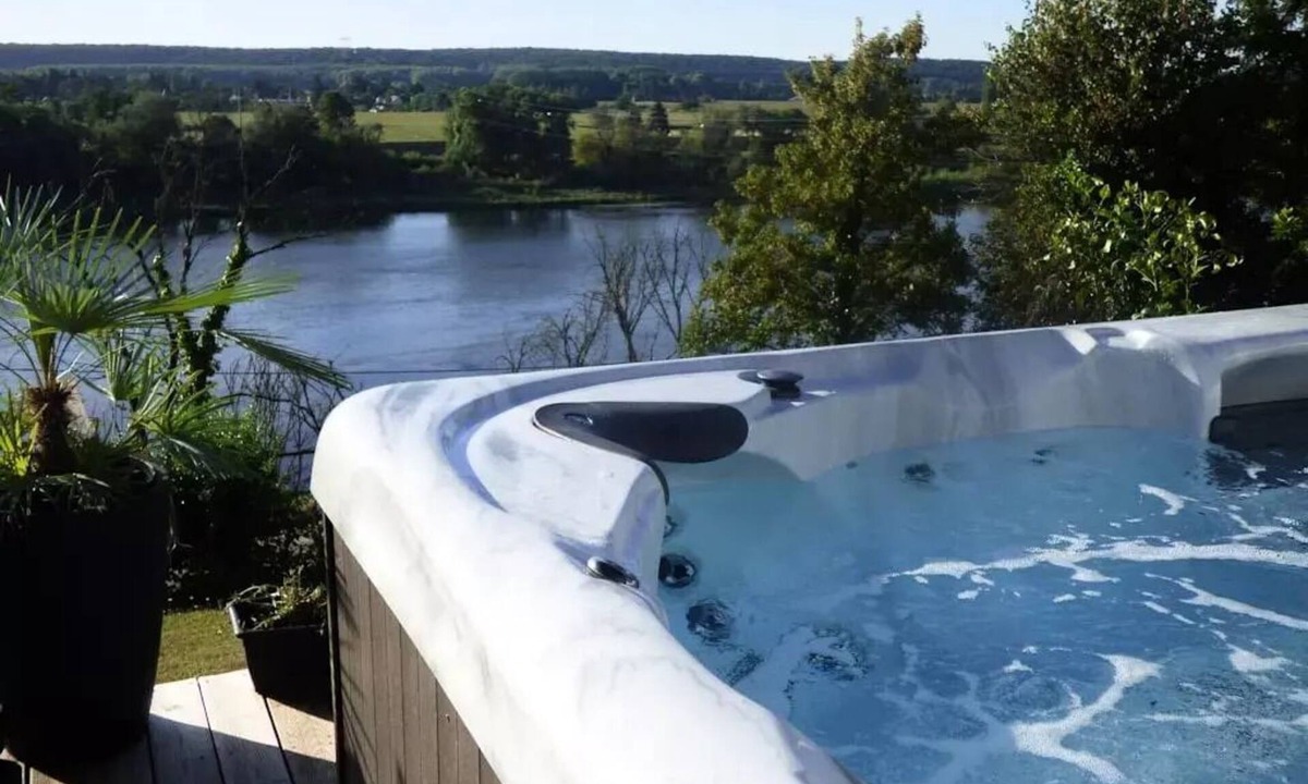 Pouzauges House | Mobil-home Luxe SPA - 2 bedrooms - 2 bathrooms - 2 WC - CLIM - TV + Dishwasher + Jacuzzi 6 people
