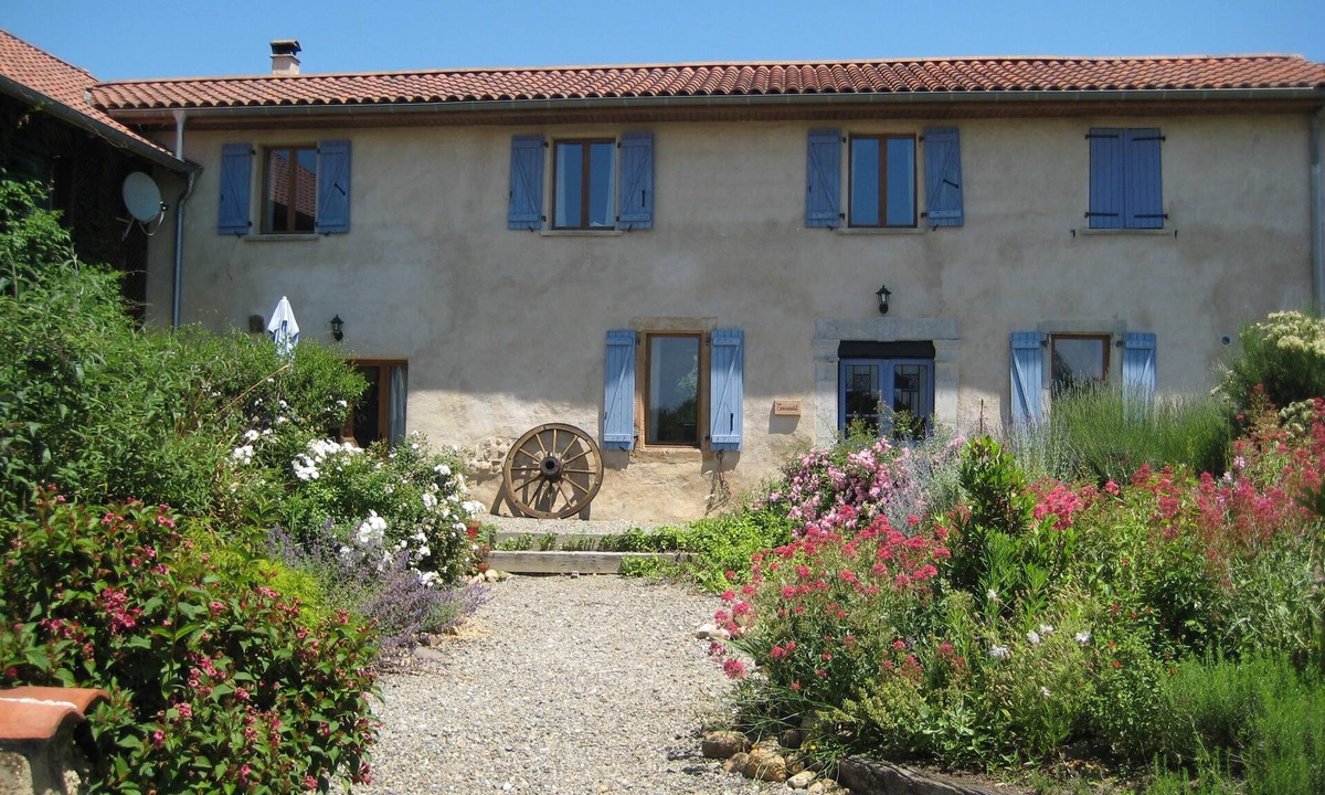 Thuy House | Modern renovated farmhouse in the Pyrenees, large outdoor space & large pool