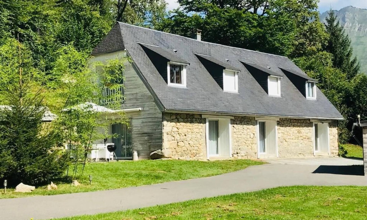 Aucun House | Mountain house in 24,000m² park. Pets allowed.