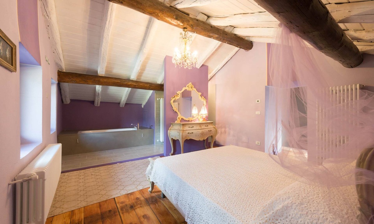 Villair-Amerique Bed & Breakfast | Mozart Suite: 18th-Century Splendor and Private Wellness