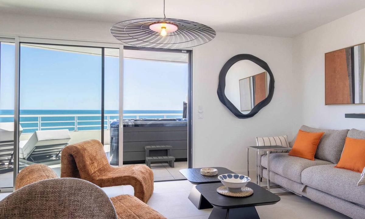 Valras-Plage Apartment | MyLoc Collection Duplex with Private Spa & Sea View