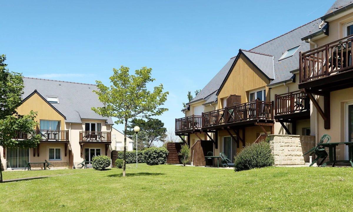 Saint-Briac-sur-Mer Apartment | Nice apartment for 4 guests with WIFI, pool, TV, terrace and pets allowed