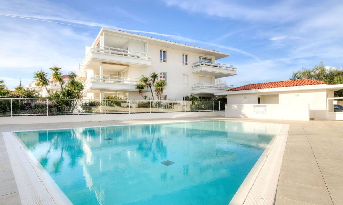 Carqueiranne Apartment | Nice apartment for 2 people with pool, A/C, WIFI, TV and terrace