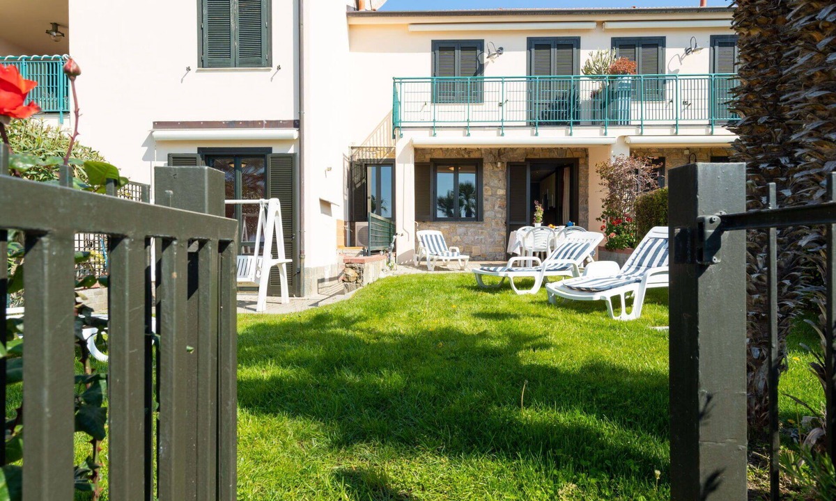 Piani-Ciapin Apartment | Nice apartment for 5 people with A/C, pool, WIFI, TV and terrace