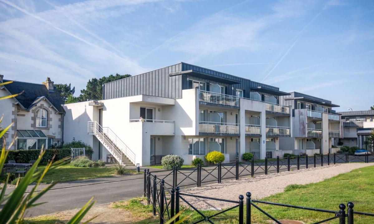 Plougasnou Apartment | Odalys Domaine des Roches Jaunes by Interhome