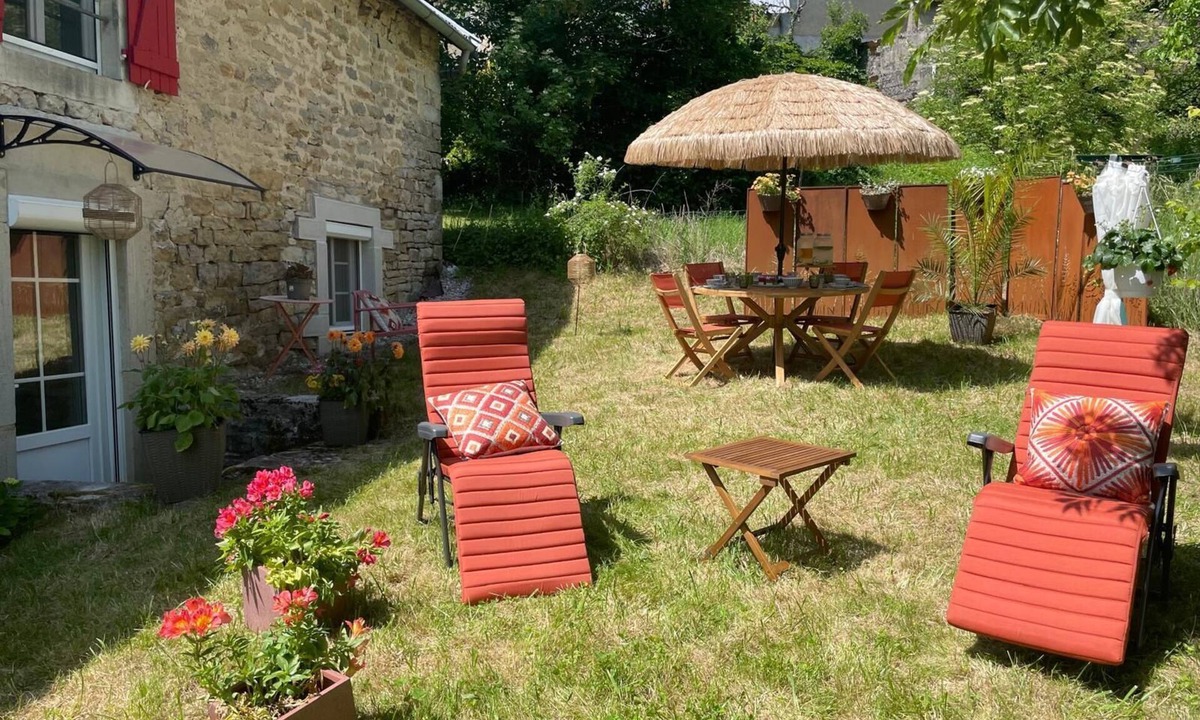 Chatillon House | On the edge of the Jura Lakes, a spacious home with a spa and a pétanque court