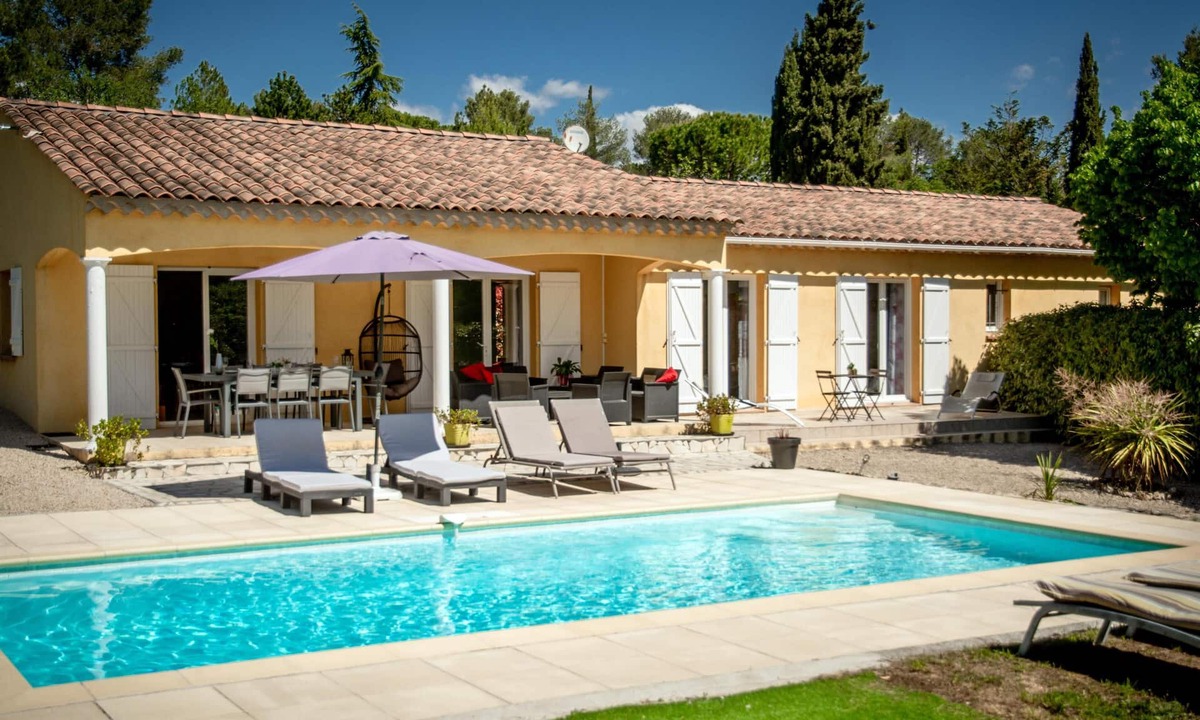 Bagnols-en-Foret House | One-storey villa with air conditioning and pool