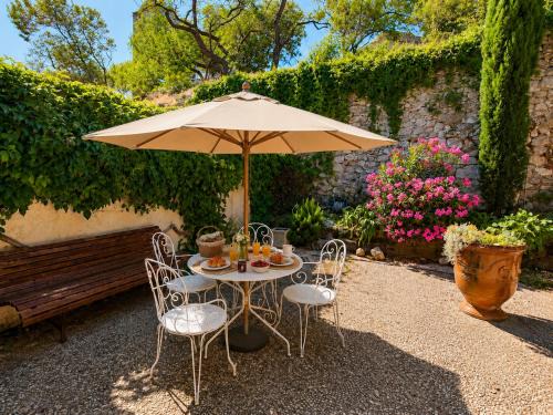 Rochefort-du-Gard House | Parenthèse Provençale avec cour charme et pierre