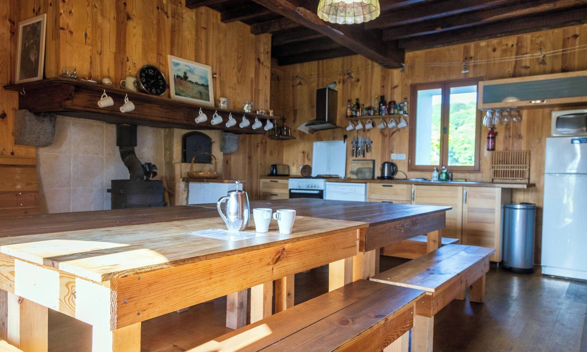 Izaux House | Party House with English Style pub, ideal for reunions and group get togethers