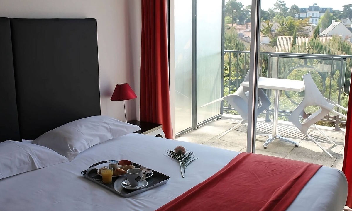 La Baule-Escoublac Hotel | Pet-Allowed French Stay | 3.0mi to Le Pouliguen Harbor Strolls