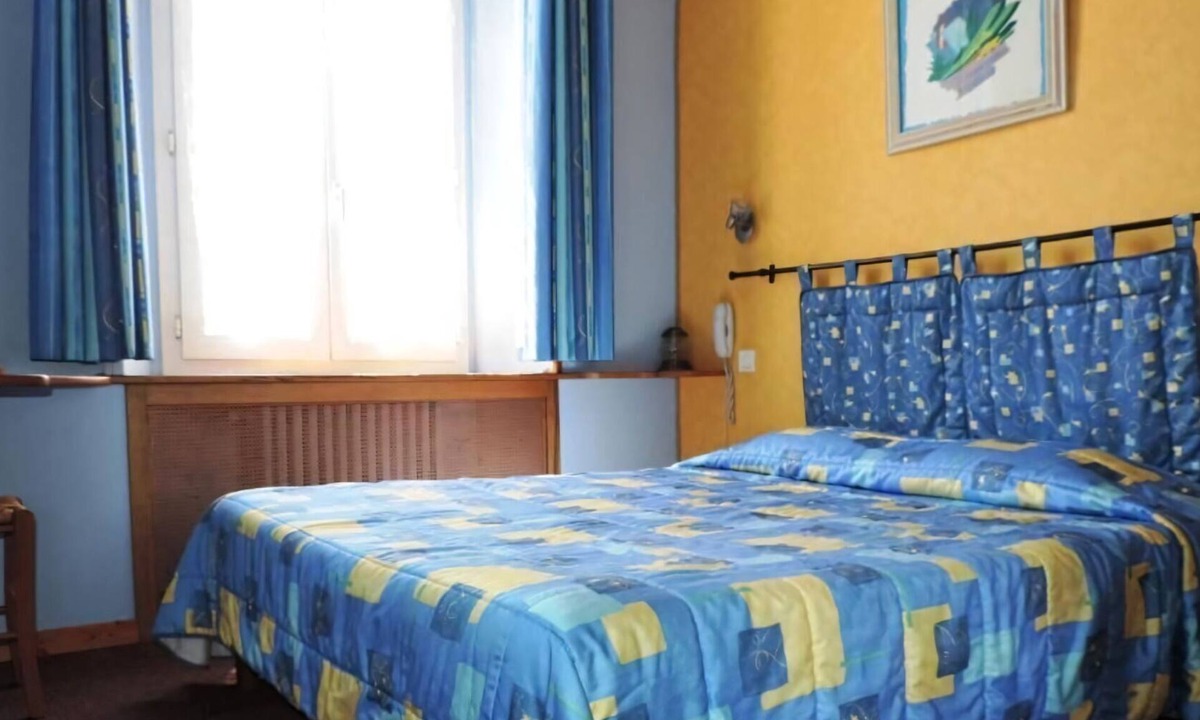 Digne-les-Bains Hotel | Pet-Friendly Double Room in 17th-C. Convent | Enclosed Shared Garden Courtyard
