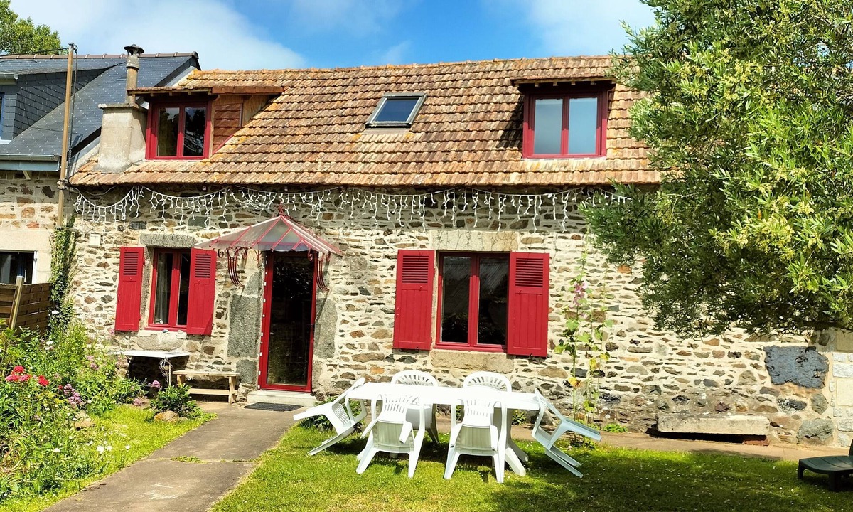 Plourhan House | Pretty longère with enclosed garden, 3 *. Ajoncs d'Or beaches and golf nearby.