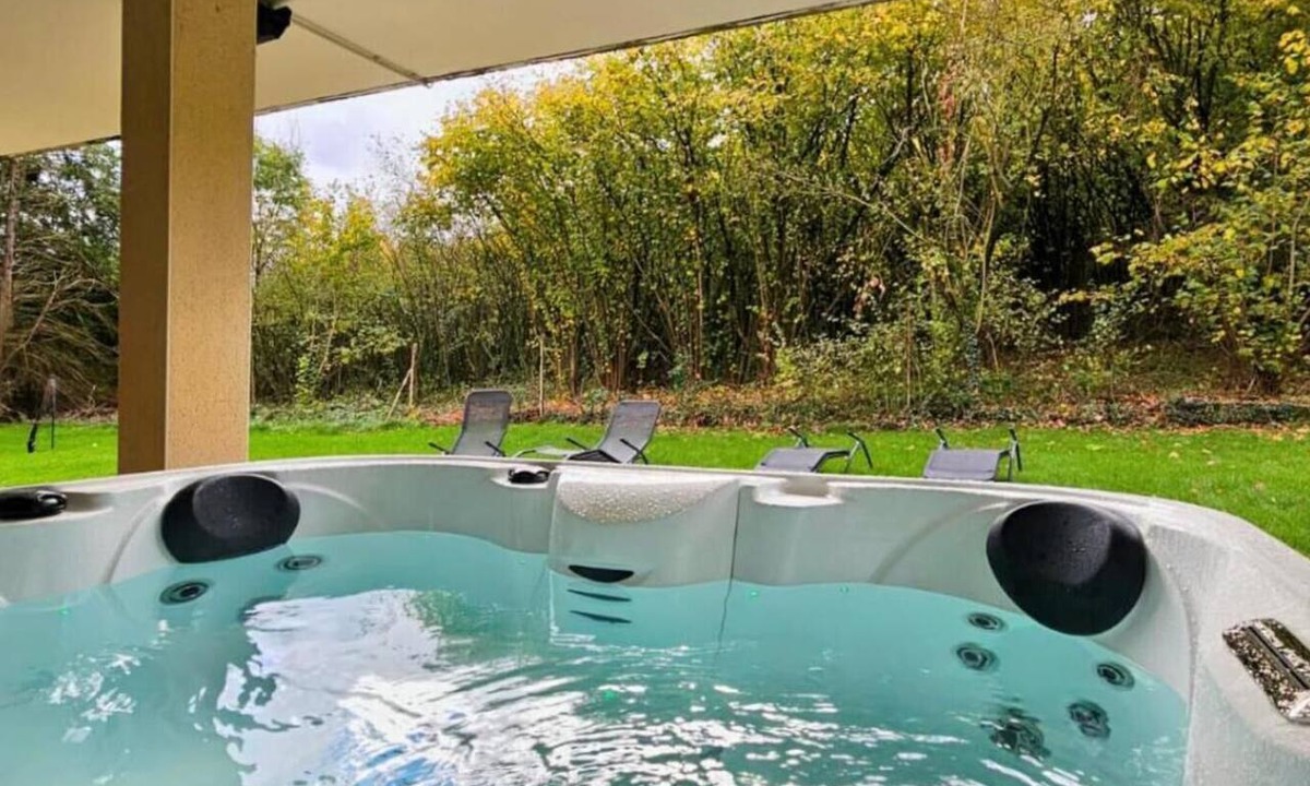 Dieulouard Apartment | Private 3-seater Jacuzzi, garden, air conditioning & parking - Dieulouard A31