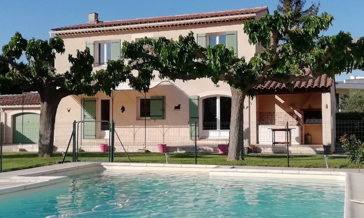 Cabannes Villa | Provencal villa with swimming pool, parking, for 6 to 8 people of 130 M².