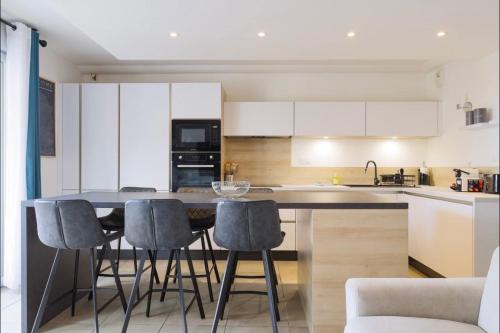 Riquier Apartment | Q&R Renting - Suites Design Modernes et Luxueuses- Confort Parking AC Mer