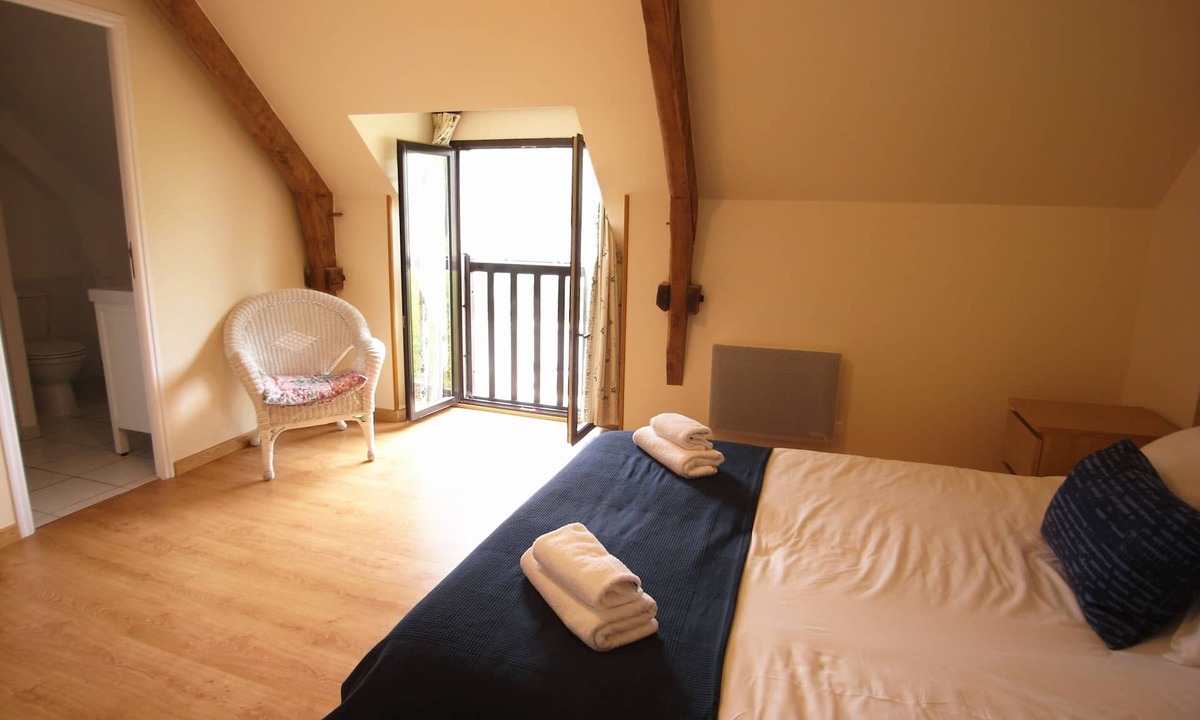Les Champs-Geraux House | Queen-Family-Private Bathroom-Courtyard view