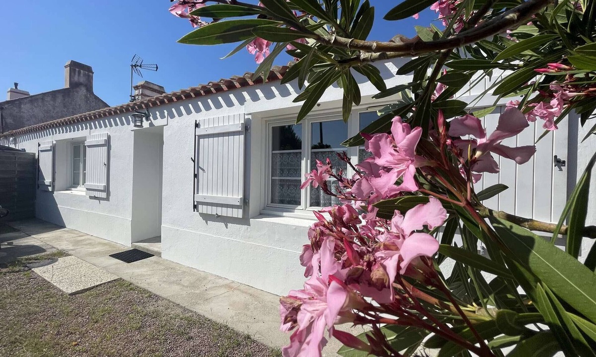 L'Epine House | Quiet Coastal House: 2 Beds, Garden, Near Beach, Sleeps 5