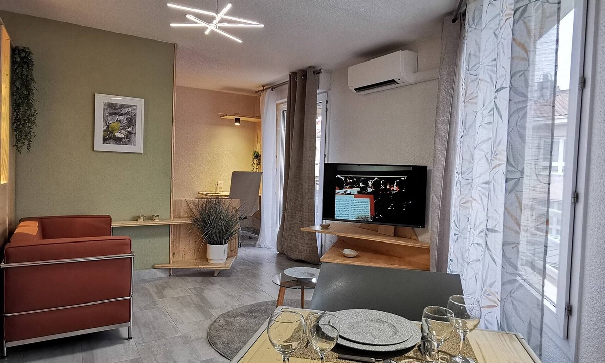 Blagnac Apartment | Quiet, friendly apartment - Private parking - Near tramway and airport