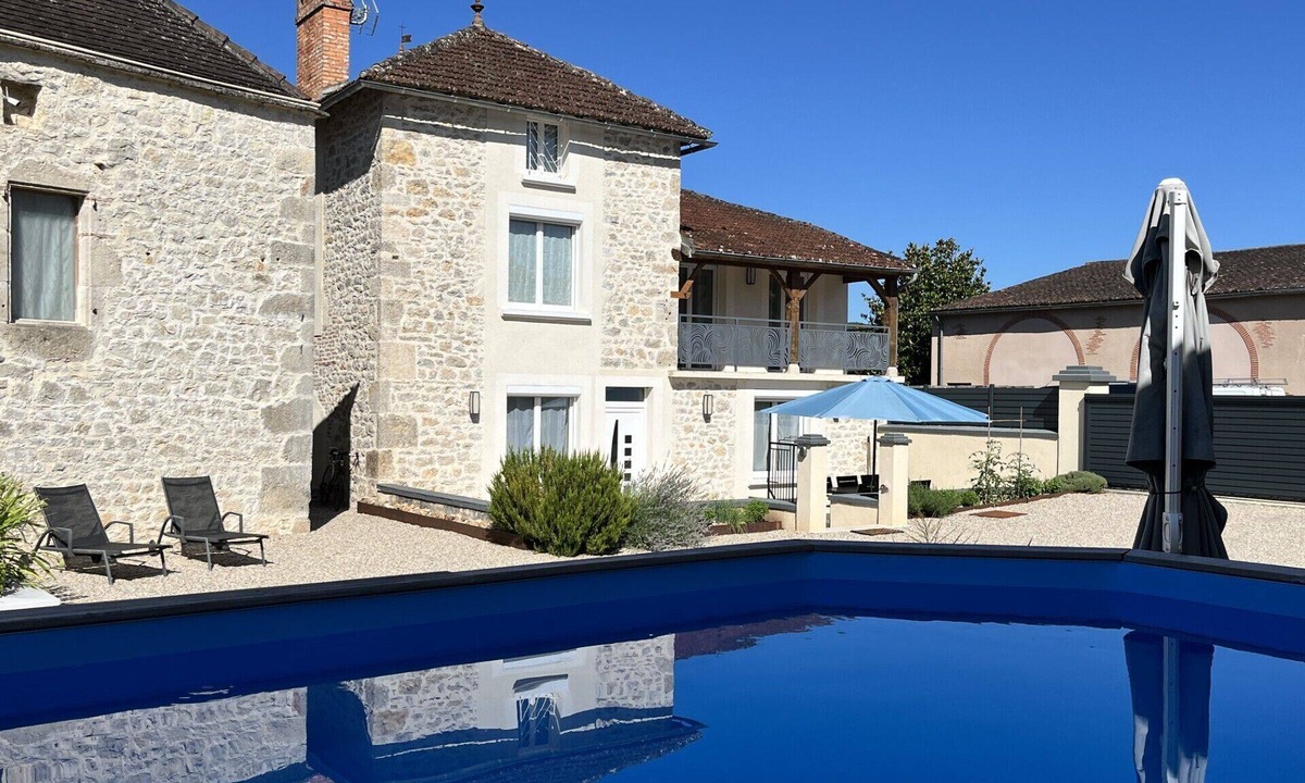 Caillac House | Quiet, natural 4★ gîte, ideal for getting together with family or friends.