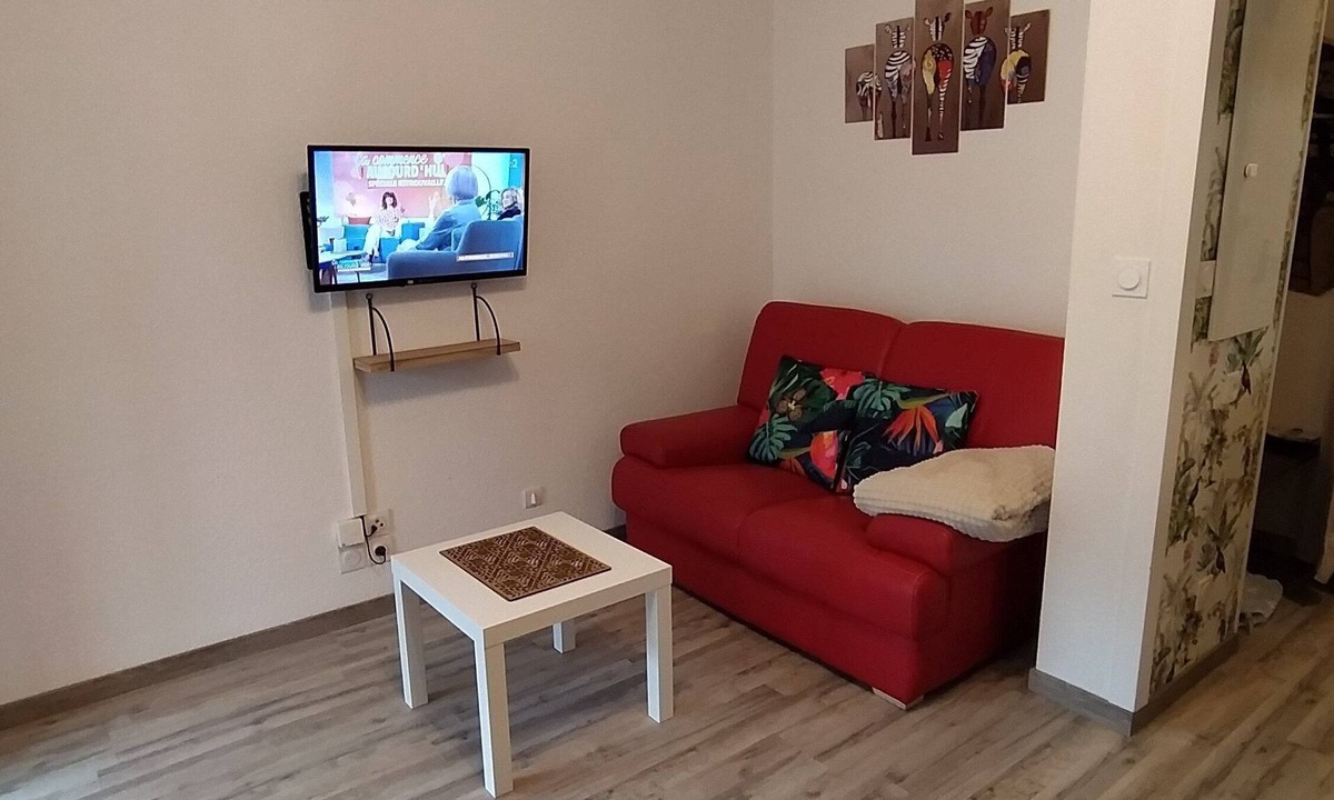 Lourdes Apartment | Quiet, well-located 1 bed 140, secure covered parking