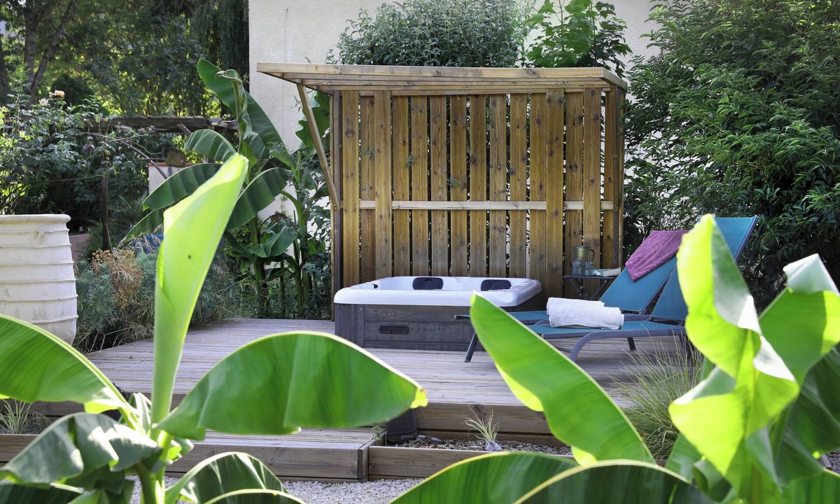 Douelle Apartment | Refreshing vacation rental with a private hot tub in Douelle – peace and nature