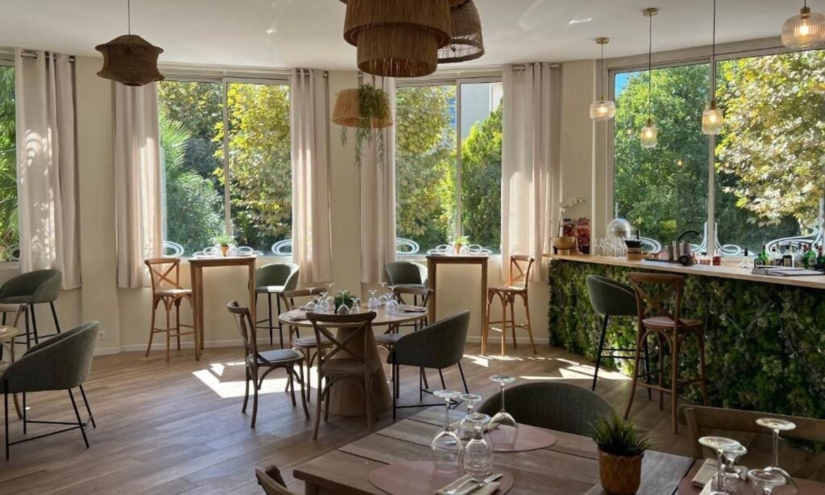 Sanary-sur-Mer Hotel | Relaxing Solo Retreat Near Seaside Restaurants and Beachfront Paths