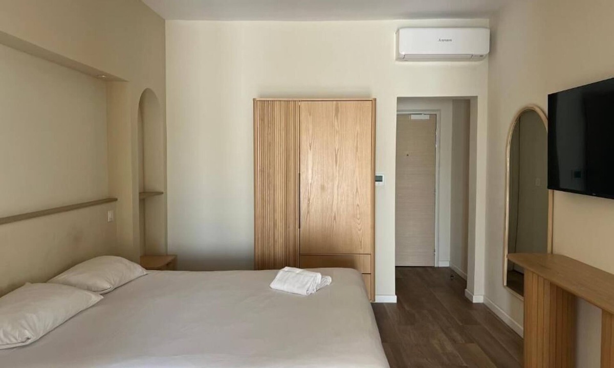 Sanary-sur-Mer Hotel | Relaxing Triple Retreat Near Beaches and Harbor Attractions