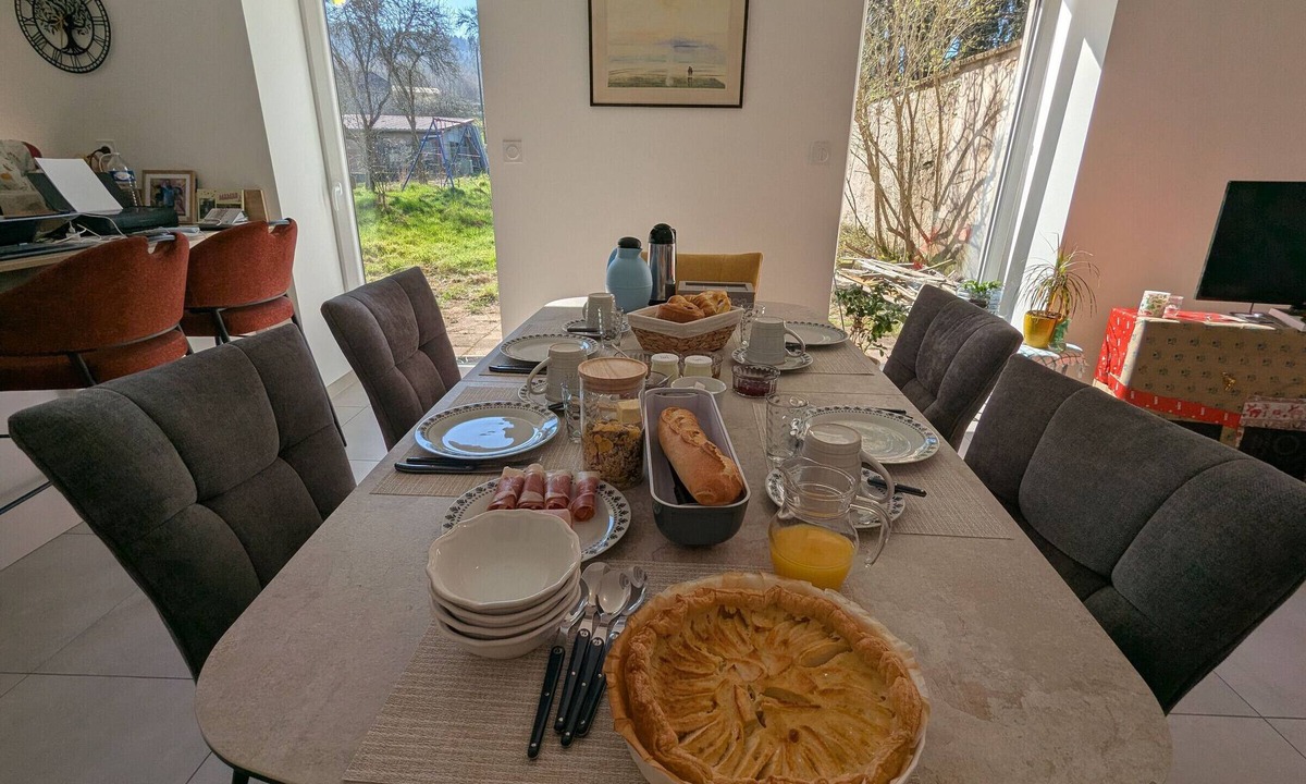 Colroy-la-Grande Bed & Breakfast | Renovated farmhouse pets welcome - Fave Valley