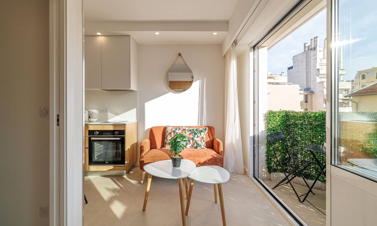 Mantega Apartment | Renovated apartment with south-facing balcony – A/C & Elevator